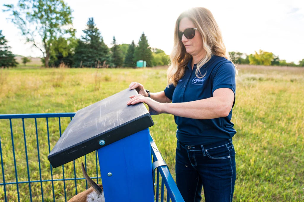 Poly Hay Grain Feeder w/Lid (201L)